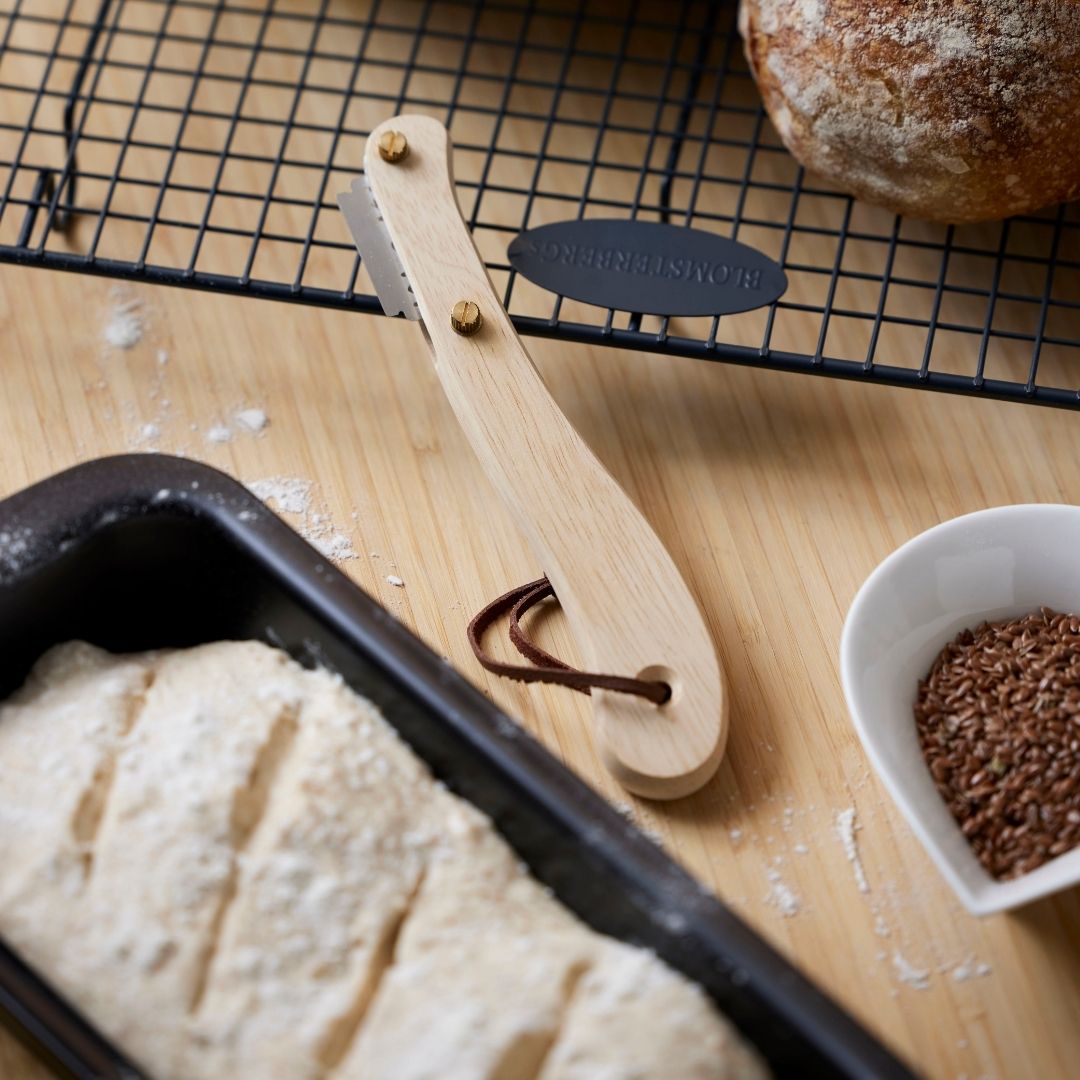 Køb Dejsnitter // Ridsekniv i egetræ | 139,95 | Fri fragt over 149 kr. | Hurtig levering | Dag til dag levering | Mette Blomsterberg, Blomsterbergs | Redskab, Køkkenredskab    Klassisk, Enkel, Anvenlig, Bageudstyr, Bageartikler, Surdej, Flotte mønster i brødet, Til brød