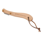 Køb Dejsnitter // Ridsekniv i egetræ | 139,95 | Fri fragt over 149 kr. | Hurtig levering | Dag til dag levering | Mette Blomsterberg, Blomsterbergs | Redskab, Køkkenredskab    Klassisk, Enkel, Anvenlig, Bageudstyr, Bageartikler, Surdej, Flotte mønster i brødet, Til brød