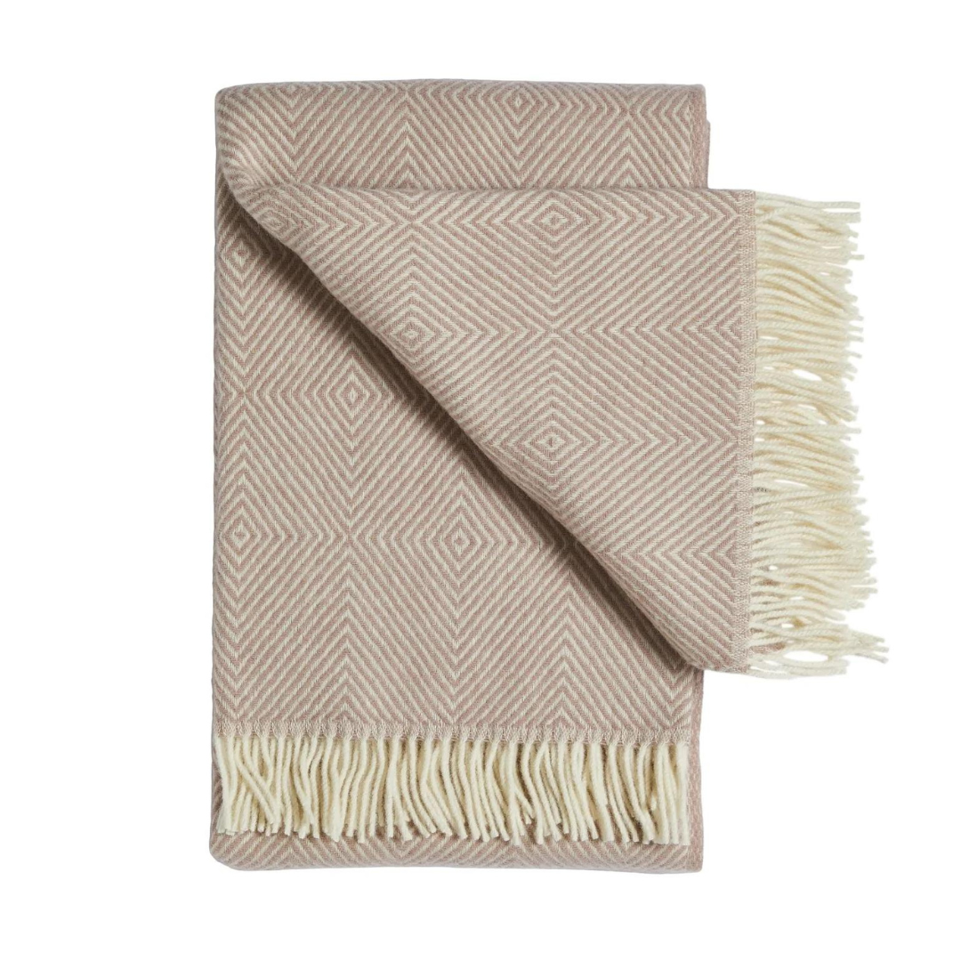 Køb Uldplaid Fanø 140x240 | 999,00 | Fri fragt over 149 kr. | Hurtig levering | Dag til dag levering | Silkeborg uldspinderi | Tæppe, Plaid, Sommertæppe, Sommerdyne, Sommerhustæppe, Hold varmen, Varm plaid, Uldenplaid, 100% Skandinavisk uld, Varme og fyldige plaider