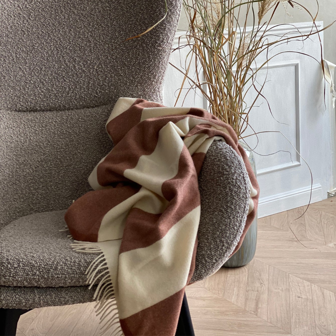 Køb Uldplaid The Sweater 130x190 | 1.229,00 | Fri fragt over 149 kr. | Hurtig levering | Dag til dag levering | Stilleben x Silkeborg uldspinderi | Tæppe, Plaid, Sommertæppe, Sommerdyne, Sommerhustæppe, Hold varmen, Varm plaid, Uldenplaid, 100% premium baby alpaka, Varme og fyldige plaider