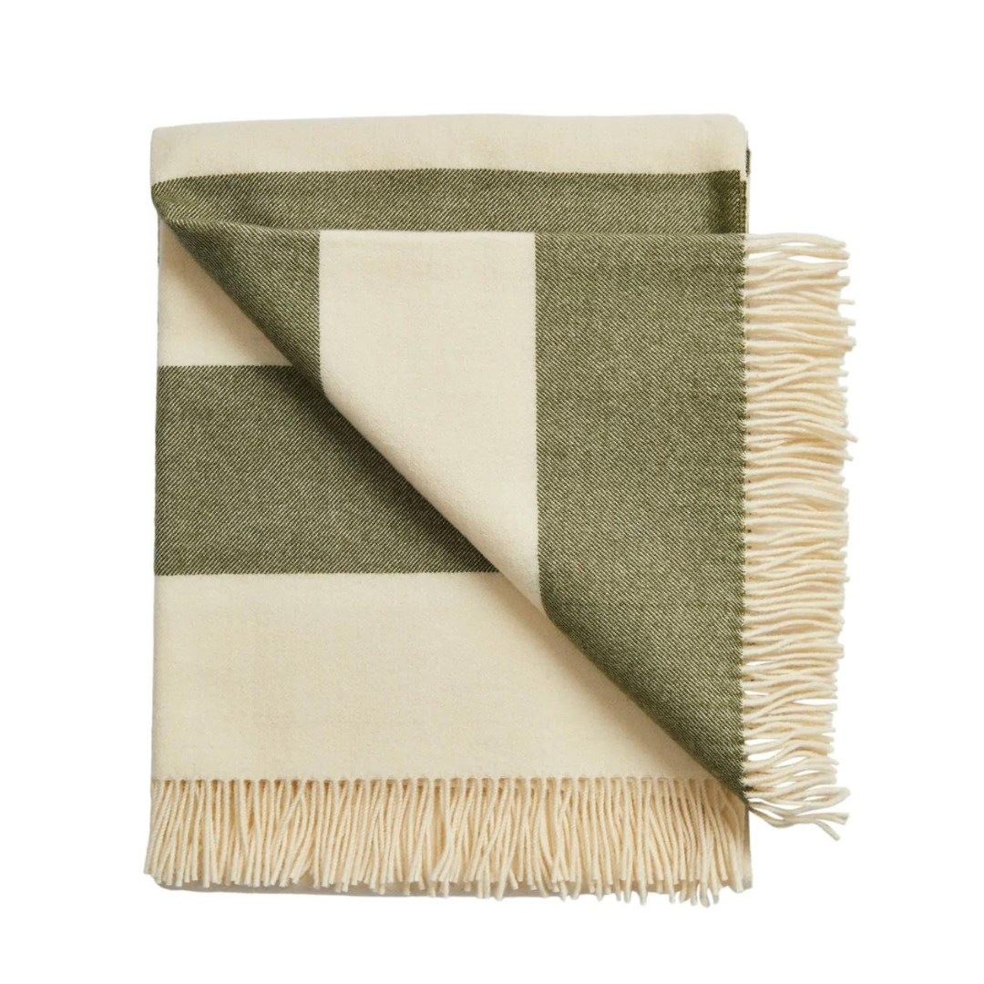 Køb Uldplaid The Sweater 130x190 | 1.229,00 | Fri fragt over 149 kr. | Hurtig levering | Dag til dag levering | Stilleben x Silkeborg uldspinderi | Tæppe, Plaid, Sommertæppe, Sommerdyne, Sommerhustæppe, Hold varmen, Varm plaid, Uldenplaid, 100% premium baby alpaka, Varme og fyldige plaider