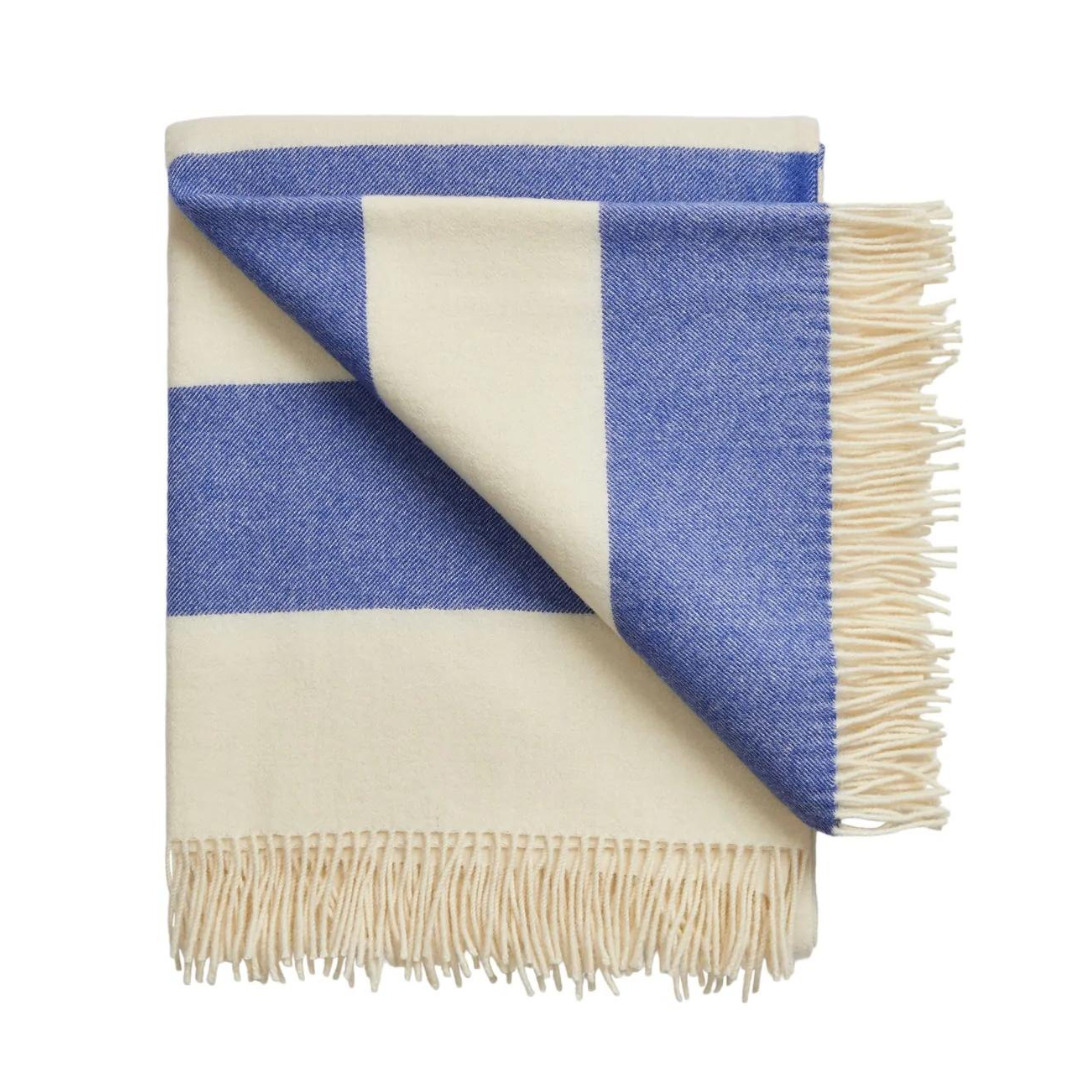 Køb Uldplaid The Sweater 130x190 | 1.229,00 | Fri fragt over 149 kr. | Hurtig levering | Dag til dag levering | Stilleben x Silkeborg uldspinderi | Tæppe, Plaid, Sommertæppe, Sommerdyne, Sommerhustæppe, Hold varmen, Varm plaid, Uldenplaid, 100% premium baby alpaka, Varme og fyldige plaider