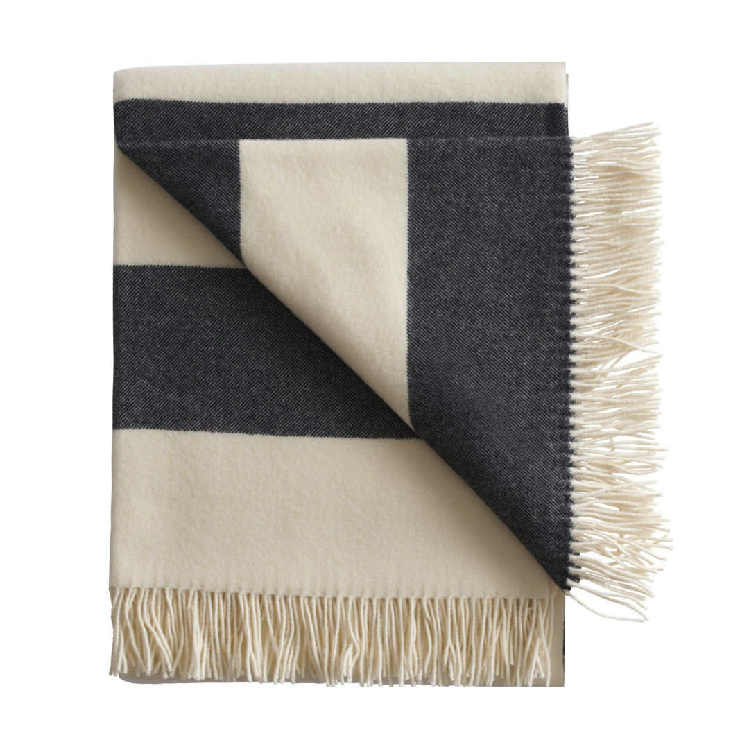 Køb Uldplaid The Sweater 130x190 | 1.229,00 | Fri fragt over 149 kr. | Hurtig levering | Dag til dag levering | Stilleben x Silkeborg uldspinderi | Tæppe, Plaid, Sommertæppe, Sommerdyne, Sommerhustæppe, Hold varmen, Varm plaid, Uldenplaid, 100% premium baby alpaka, Varme og fyldige plaider