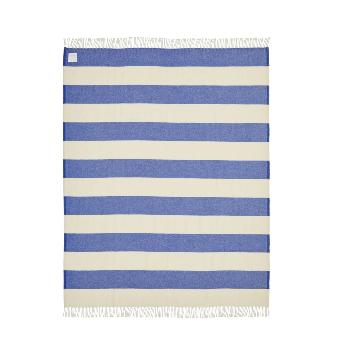 Køb Uldplaid The Sweater 130x190 | 1.229,00 | Fri fragt over 149 kr. | Hurtig levering | Dag til dag levering | Stilleben x Silkeborg uldspinderi | Tæppe, Plaid, Sommertæppe, Sommerdyne, Sommerhustæppe, Hold varmen, Varm plaid, Uldenplaid, 100% premium baby alpaka, Varme og fyldige plaider