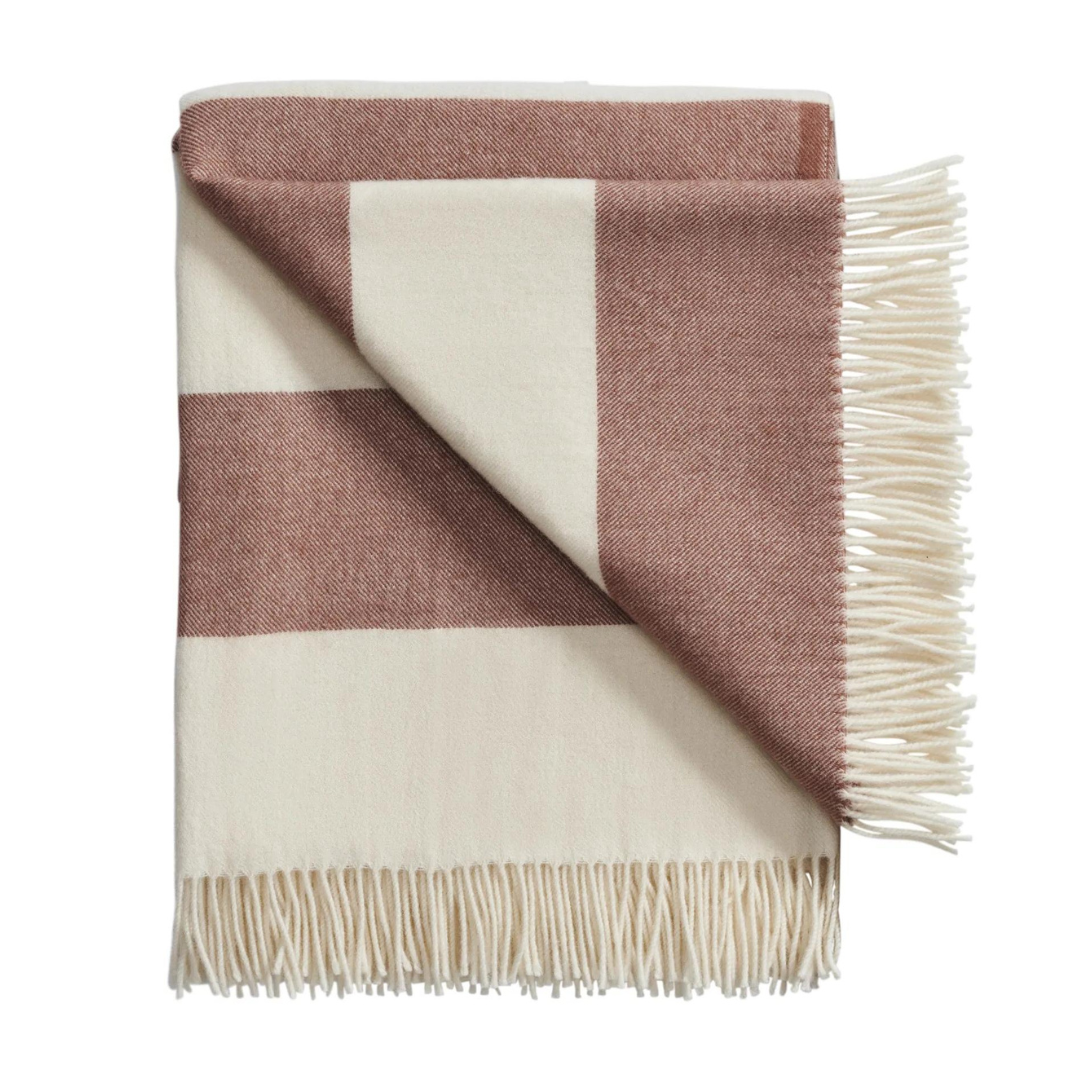 Køb Uldplaid The Sweater 130x190 | 1.229,00 | Fri fragt over 149 kr. | Hurtig levering | Dag til dag levering | Stilleben x Silkeborg uldspinderi | Tæppe, Plaid, Sommertæppe, Sommerdyne, Sommerhustæppe, Hold varmen, Varm plaid, Uldenplaid, 100% premium baby alpaka, Varme og fyldige plaider