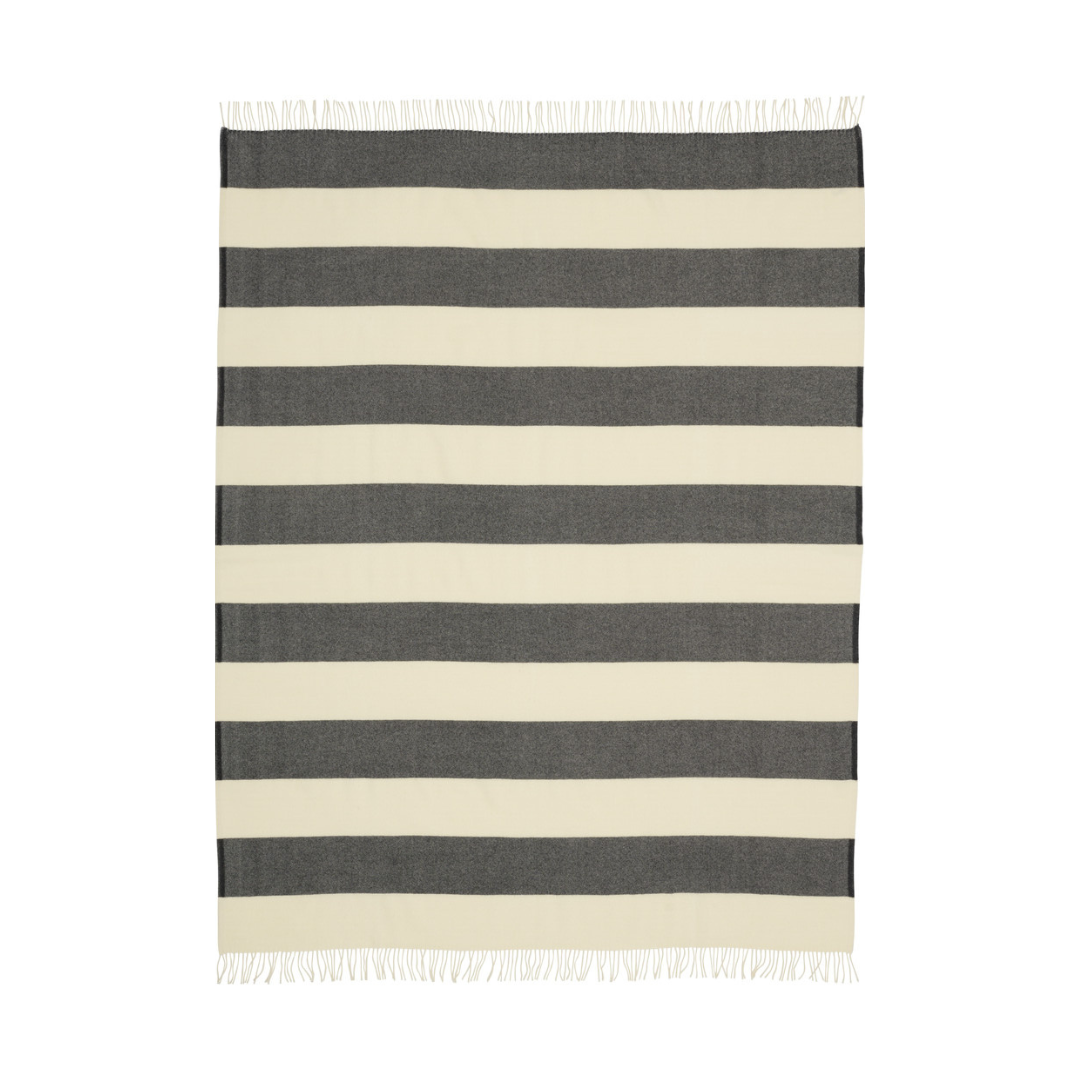 Køb Uldplaid The Sweater 130x190 | 1.229,00 | Fri fragt over 149 kr. | Hurtig levering | Dag til dag levering | Stilleben x Silkeborg uldspinderi | Tæppe, Plaid, Sommertæppe, Sommerdyne, Sommerhustæppe, Hold varmen, Varm plaid, Uldenplaid, 100% premium baby alpaka, Varme og fyldige plaider