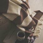 Køb Uldplaid The Sweater 130x190 | 1.229,00 | Fri fragt over 149 kr. | Hurtig levering | Dag til dag levering | Stilleben x Silkeborg uldspinderi | Tæppe, Plaid, Sommertæppe, Sommerdyne, Sommerhustæppe, Hold varmen, Varm plaid, Uldenplaid, 100% premium baby alpaka, Varme og fyldige plaider