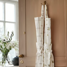 Køb Forklæde Hvid | 179,95 | Fri fragt over 149 kr. | Hurtig levering | Dag til dag levering | Strömshaga | Køkkentekstil, Forstykke, Kokkeforklæde, Køkken, Forklæde med smæk, Køkken, Grill, Bage