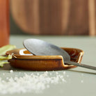 Køb Skeholder Barn Mokka | 69,95 | Fri fragt over 149 kr. | Hurtig levering | Dag til dag levering | Nicolas Vahé, Society of Lifestyle | Serveringsske, Grydeske, Køkkenredskab, Køkken