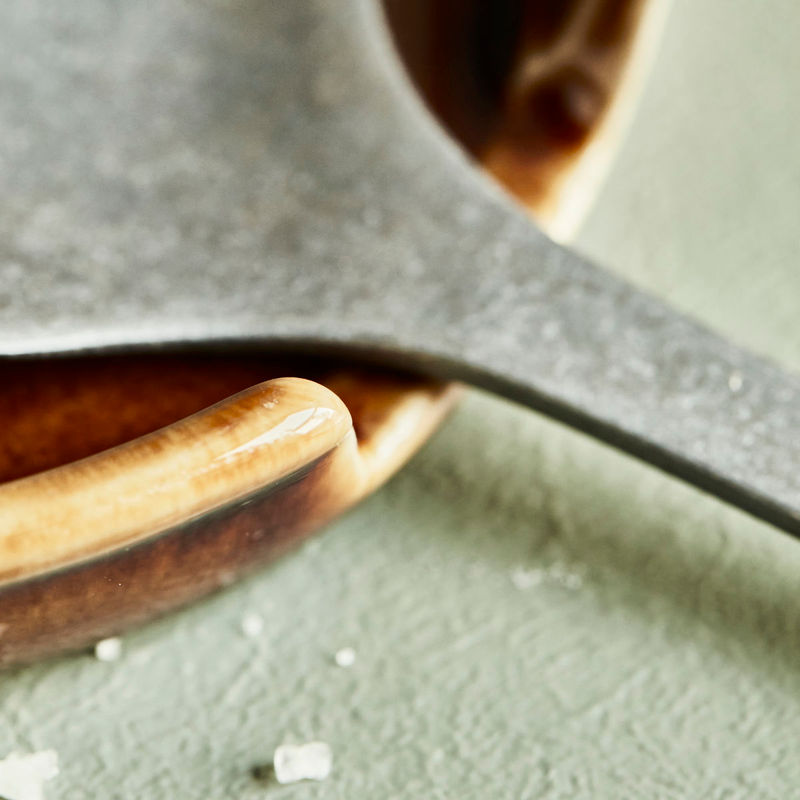 Køb Skeholder Barn Mokka | 69,95 | Fri fragt over 149 kr. | Hurtig levering | Dag til dag levering | Nicolas Vahé, Society of Lifestyle | Serveringsske, Grydeske, Køkkenredskab, Køkken