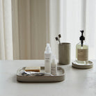 Køb Bakke Datura Shellish grey | 199,95 |Fri fragt over 149 kr. | Hurtig levering | Dag til dag levering | Meraki, Society of Lifestyle | Holder til sæbe, Håndsæbe, Stilleben, Til slat og peber, smykker