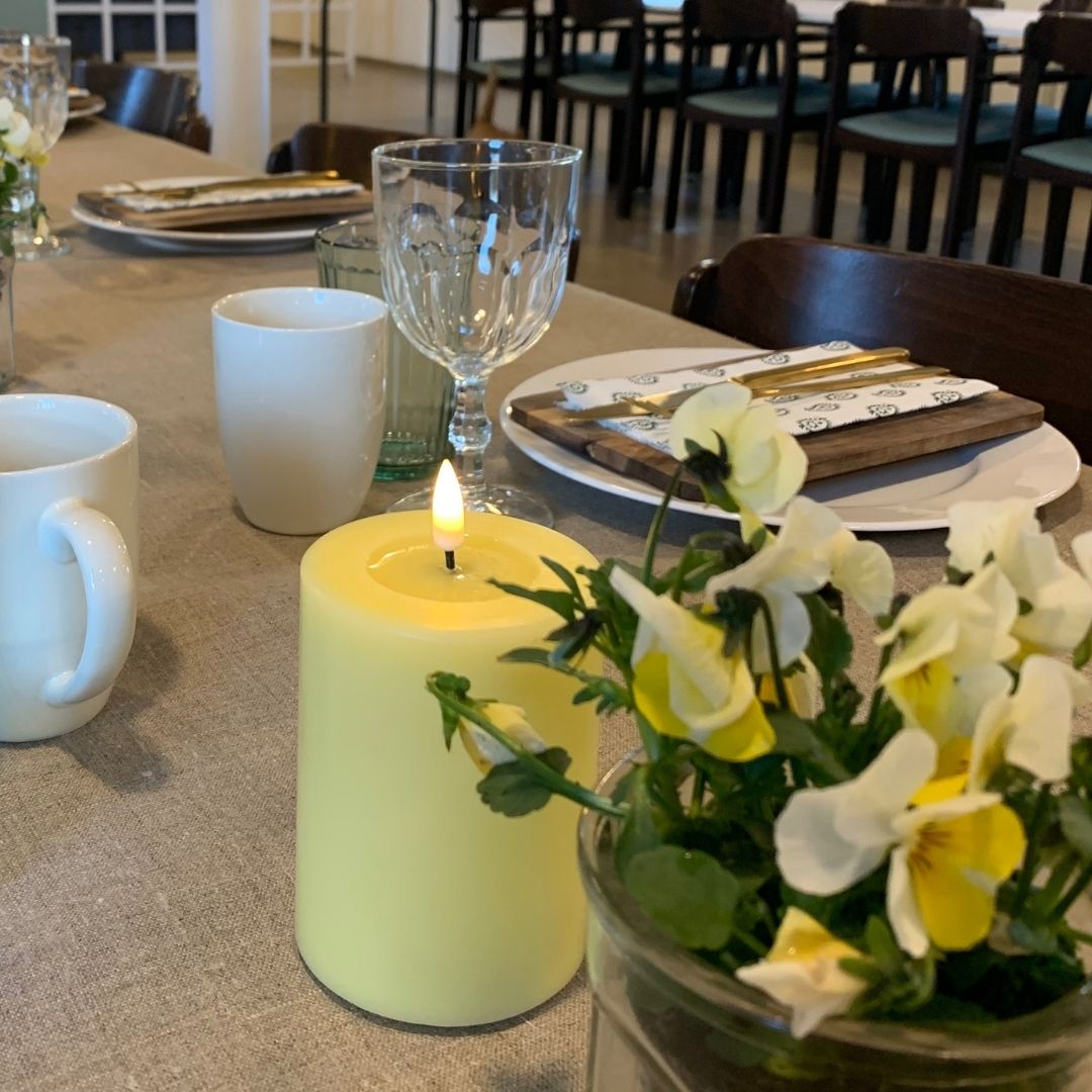 Køb Bloklys Pastel Gul LED | fra 99,95 | Flere størrelser | Fri fragt over 149 kr. | Hurtig levering | Dag til dag levering | DELUXE HOMEART | LED-lys, LED-bloklys, Bloklys, Kunstigt lys, Batterilys, Lys med batterier, REAL FLAME™