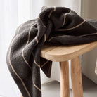 Køb Håndklæde Stripe Army 50x100 cm | 349,00 | Fri fragt over 149 kr. | Hurtig levering | Dag til dag levering | House Doctor, Society of Lifestyle | Badeværelse, Gæstehåndklæde, Personligpleje, Strandhåndklæde, Svømmehal, Badehåndklæde, Badelagen, Bomuldshåndklæde