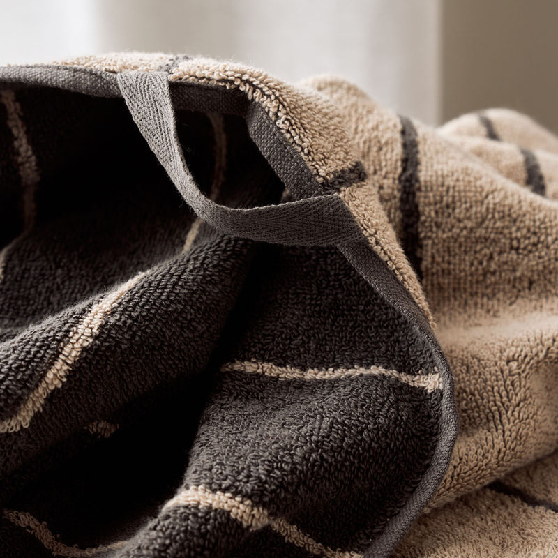 Køb Håndklæde Stripe Army 50x100 cm | 349,00 | Fri fragt over 149 kr. | Hurtig levering | Dag til dag levering | House Doctor, Society of Lifestyle | Badeværelse, Gæstehåndklæde, Personligpleje, Strandhåndklæde, Svømmehal, Badehåndklæde, Badelagen, Bomuldshåndklæde
