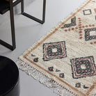 Køb Tæppe Kesh Beige | fra 919,00 | Flere størrelser | Fri fragt over 149 kr. | Hurtig levering | Dag til dag levering | House Doctor | Tæppe, Bomuldstæppe, Beige, Rød, Mønstret tæppe, Frynser, Tæppe med frynser