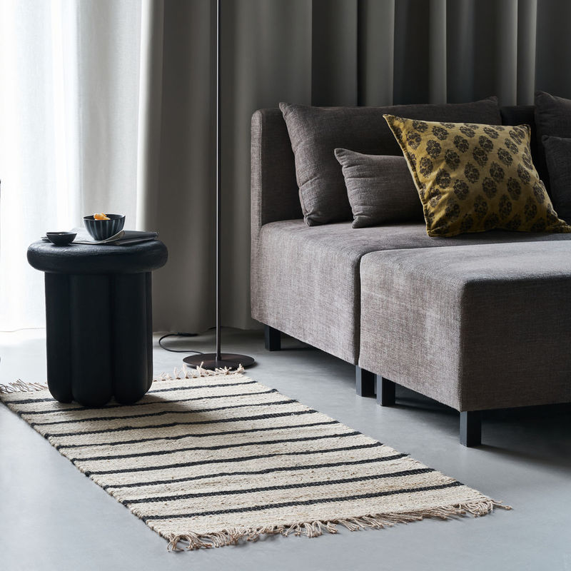 Køb Tæppe Sima Sort/Natural | fra 649,00 | Flere størrelser | Fri fragt over 149 kr. | Hurtig levering | Dag til dag levering | House Doctor, Society of Lifestyle | Tæppe, Jutetæppe, Natur, Sort, Frynser, Tæppe med frynser, Striber, Stribet tæppe, Jute
