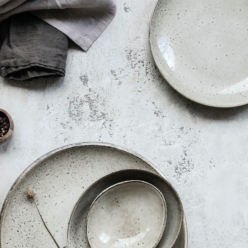 Køb Tallerken Lake grå/brun ø22 cm | 79,95 | Borddækningen, Middagstallerken, Servering, Frokosttallerken