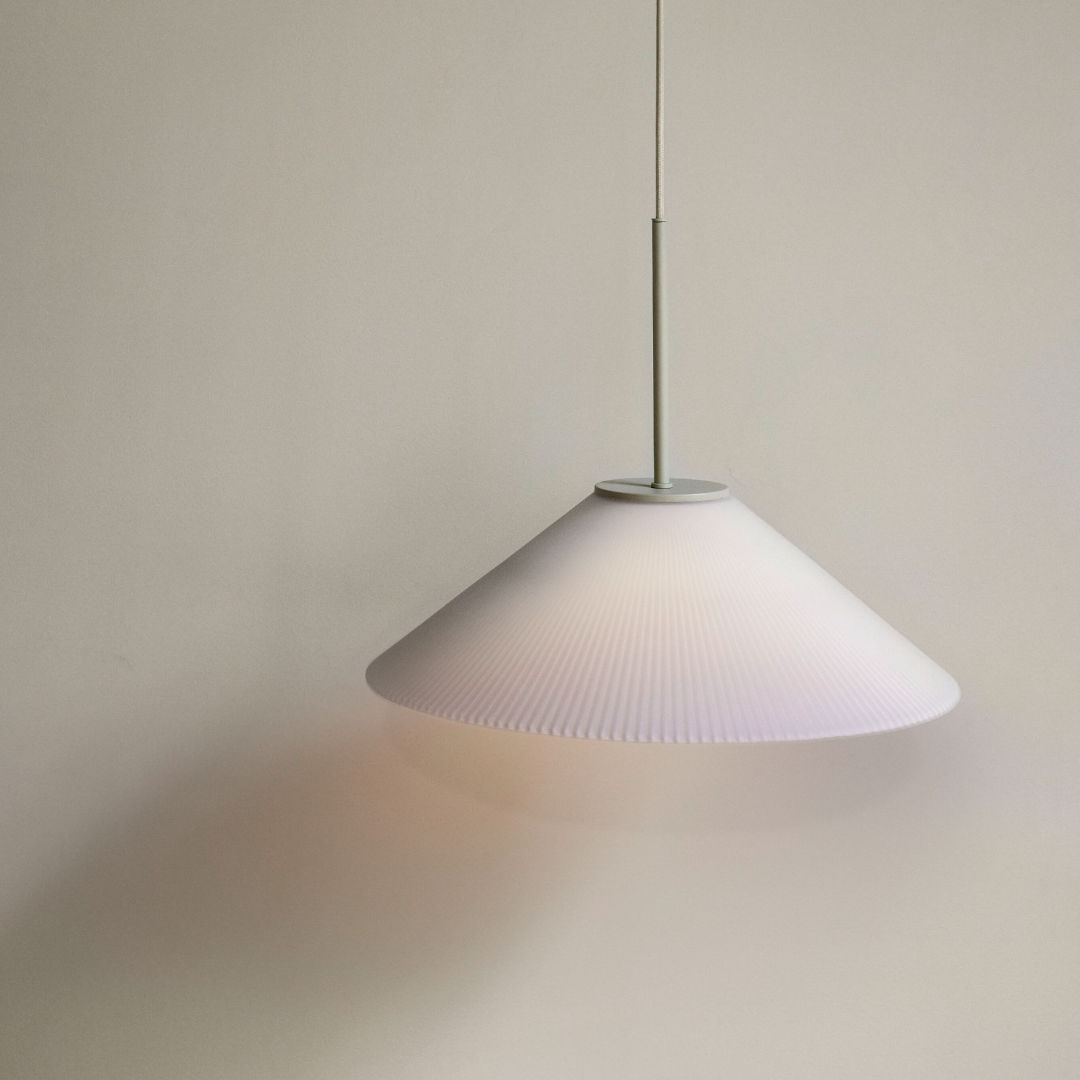 Køb Pendel Solid i hvidt glas | fra 1.099,00 | Fri fragt over 149 kr. | Hurtig levering | Dag til dag levering | Hübsch | Belysning, Lampe, Glaslampe, Loftlampe, Hvid, Messing