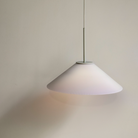 Køb Pendel Solid i hvidt glas | fra 1.099,00 | Fri fragt over 149 kr. | Hurtig levering | Dag til dag levering | Hübsch | Belysning, Lampe, Glaslampe, Loftlampe, Hvid, Messing