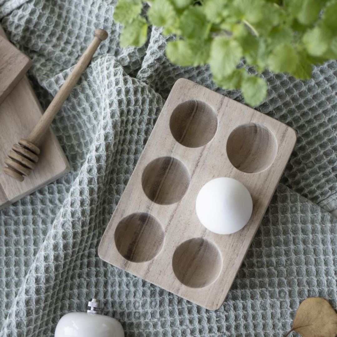 Køb Æggeholder til 6 æg i akacietræ | 139,95 | Fri fragt over 149 kr. | Hurtig levering | Dag til dag levering | Ib Laursen | Æggebakke i træ, Servering, Opbevaring