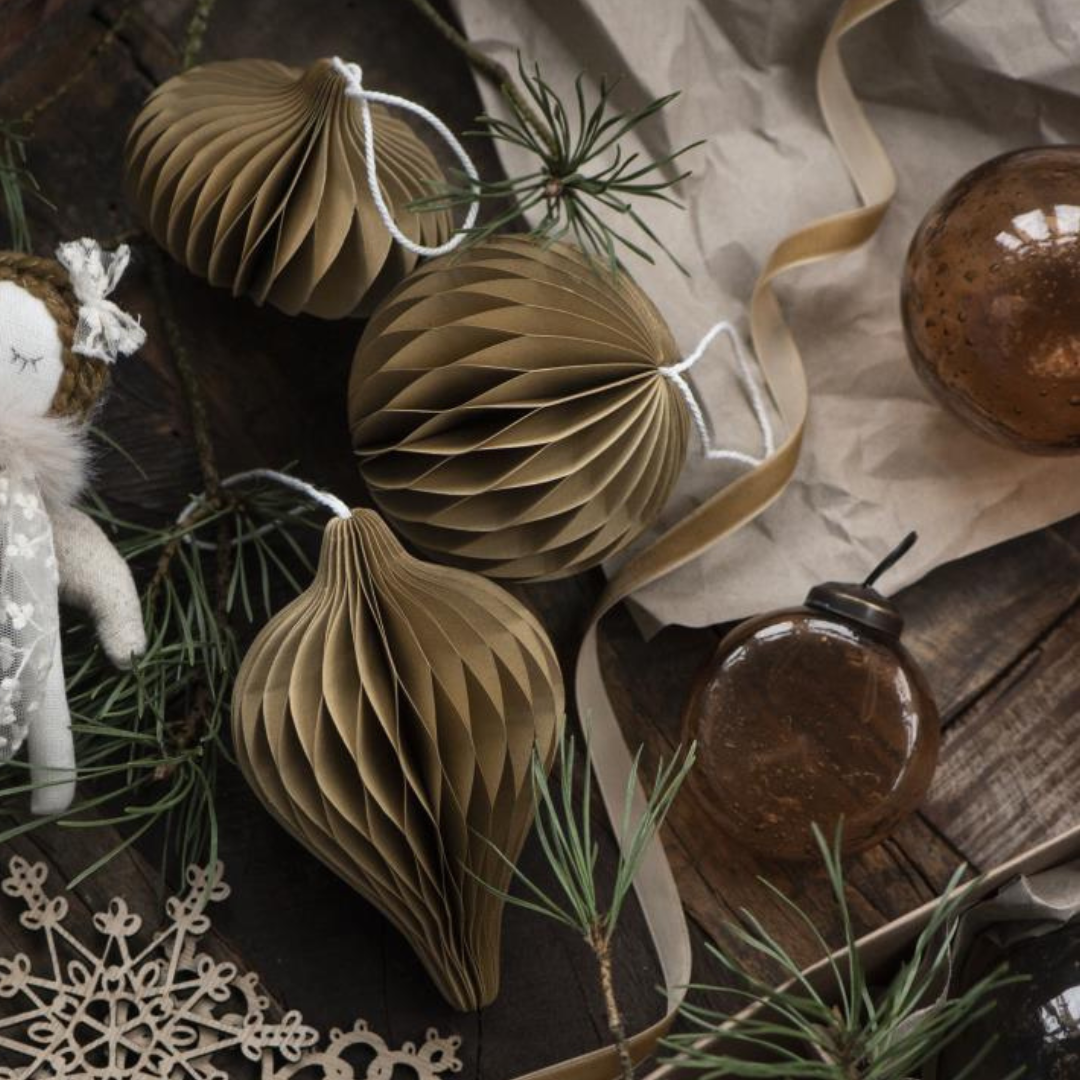 Køb Ophæng i foldet papir Kugle | 34,95 | Fri fragt over 149 kr. | Hurtig levering | Dag til dag levering | Ib Laursen | Dekoration, Jul, Julepynt, Pynt, Kugle, Julekugle, Magnetlukning, Snebold, Bold