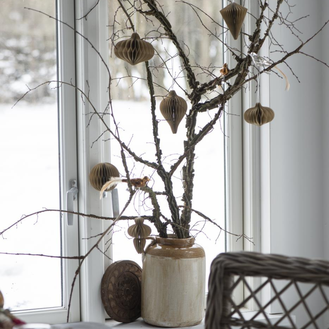 Køb Ophæng i foldet papir Kugle | 34,95 | Fri fragt over 149 kr. | Hurtig levering | Dag til dag levering | Ib Laursen | Dekoration, Jul, Julepynt, Pynt, Kugle, Julekugle, Magnetlukning, Snebold, Bold