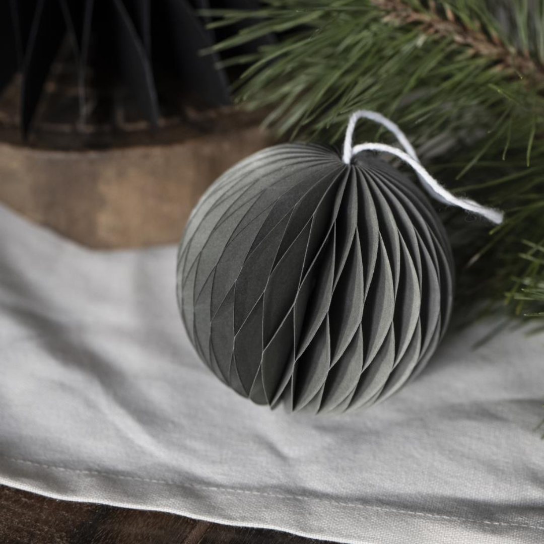 Køb Ophæng i foldet papir Kugle | 34,95 | Fri fragt over 149 kr. | Hurtig levering | Dag til dag levering | Ib Laursen | Dekoration, Jul, Julepynt, Pynt, Kugle, Julekugle, Magnetlukning, Snebold, Bold