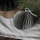 Køb Ophæng i foldet papir Kugle | 34,95 | Fri fragt over 149 kr. | Hurtig levering | Dag til dag levering | Ib Laursen | Dekoration, Jul, Julepynt, Pynt, Kugle, Julekugle, Magnetlukning, Snebold, Bold