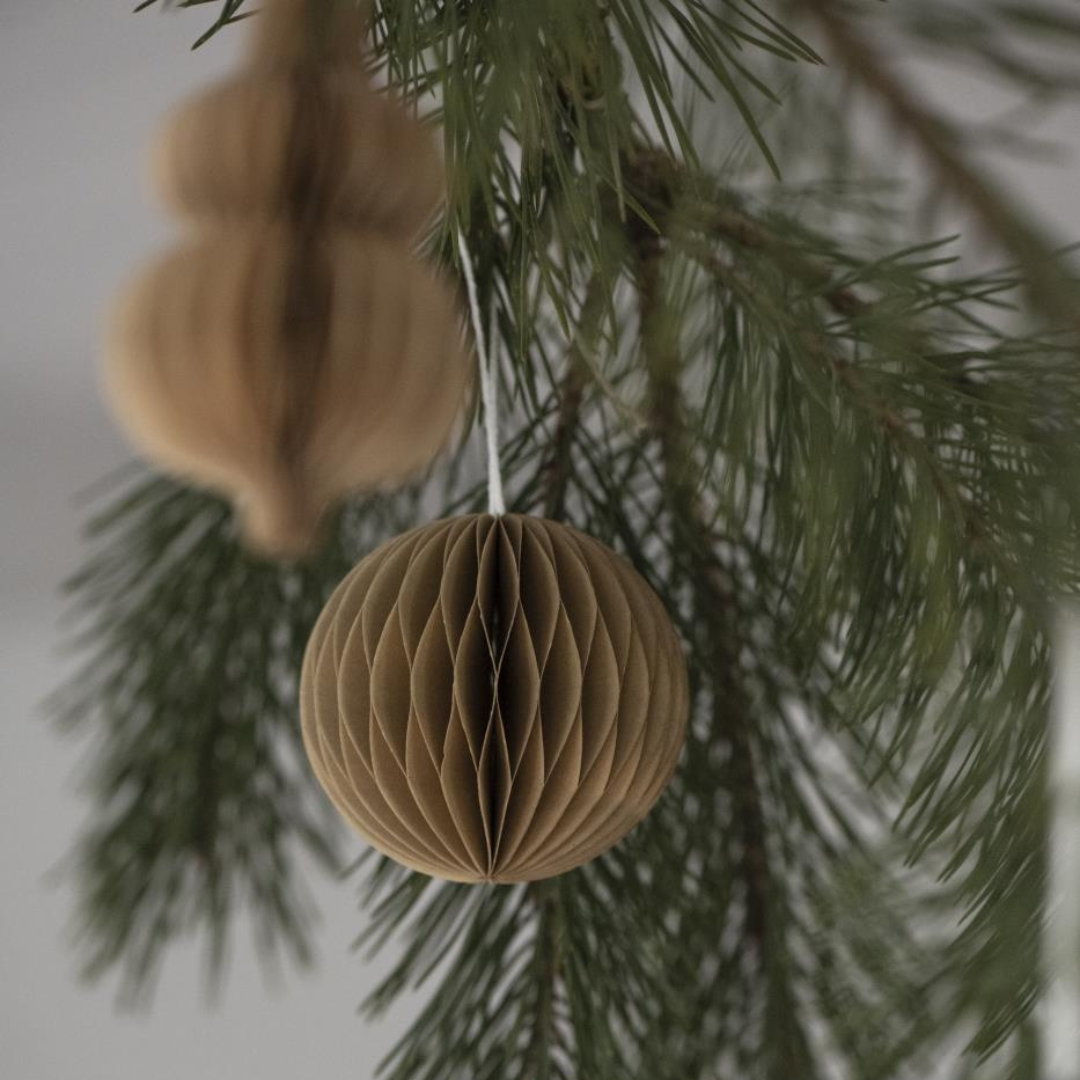 Køb Ophæng i foldet papir Kugle | 34,95 | Fri fragt over 149 kr. | Hurtig levering | Dag til dag levering | Ib Laursen | Dekoration, Jul, Julepynt, Pynt, Kugle, Julekugle, Magnetlukning, Snebold, Bold