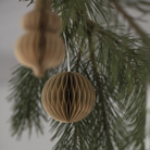 Køb Ophæng i foldet papir Kugle | 34,95 | Fri fragt over 149 kr. | Hurtig levering | Dag til dag levering | Ib Laursen | Dekoration, Jul, Julepynt, Pynt, Kugle, Julekugle, Magnetlukning, Snebold, Bold