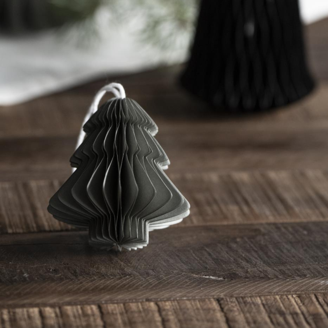 Køb Ophæng i foldet papir Juletræ | 34,95 | Fri fragt over 149 kr. | Hurtig levering | Dag til dag levering | Ib Laursen | Dekoration, Jul, Julepynt, Pynt, Kugle, Julekugle, Magnetlukning