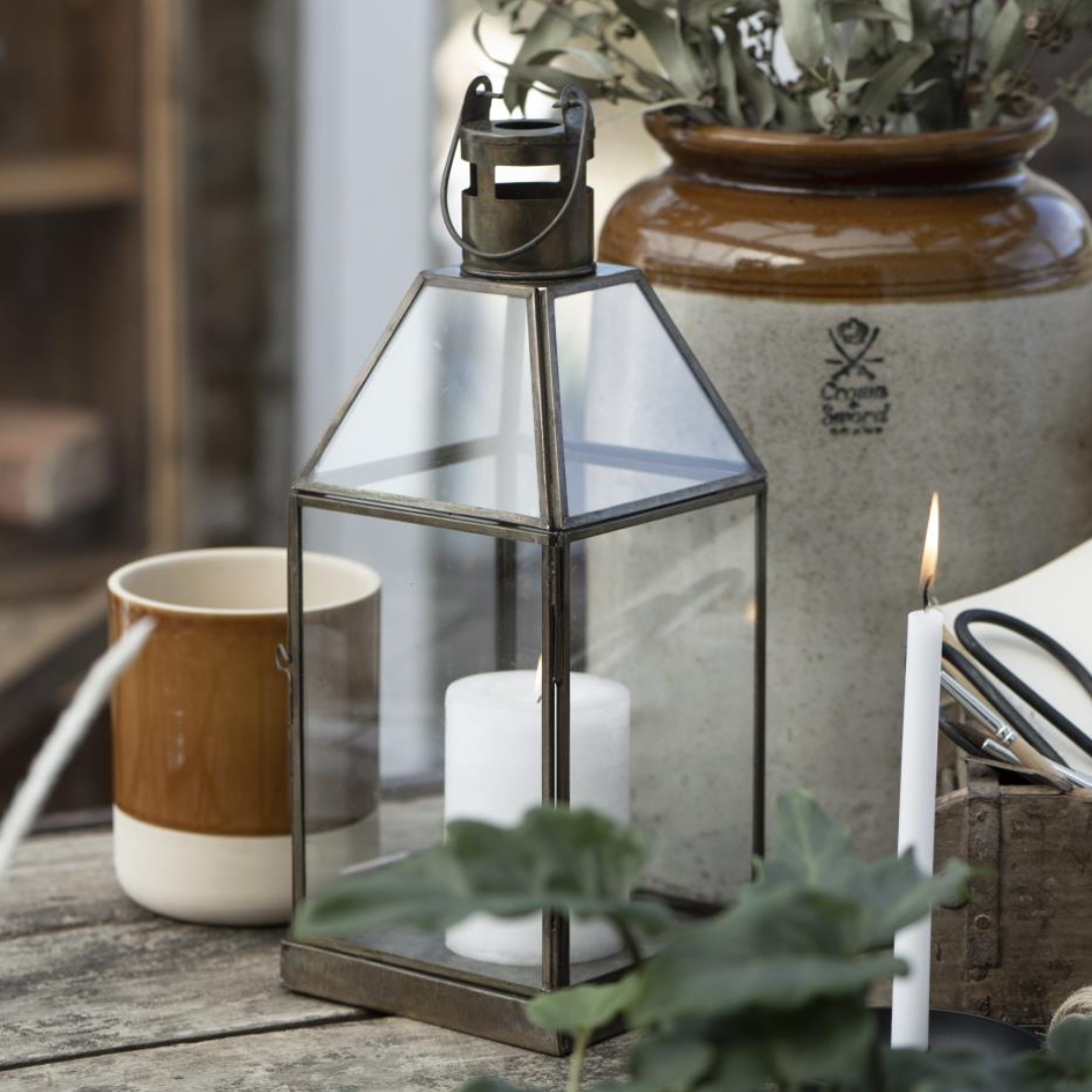 Køb Lanterne Antik Messing Matheo med skrå glastop | fra 339,00 | Fri fragt over 149 kr. | Hurtig levering | Dag til dag levering | Ib Laursen | Lyslanterne, Lys, Udeliv, Indendøre, Belysning, LED lys, Bloklyse, Lyskæde