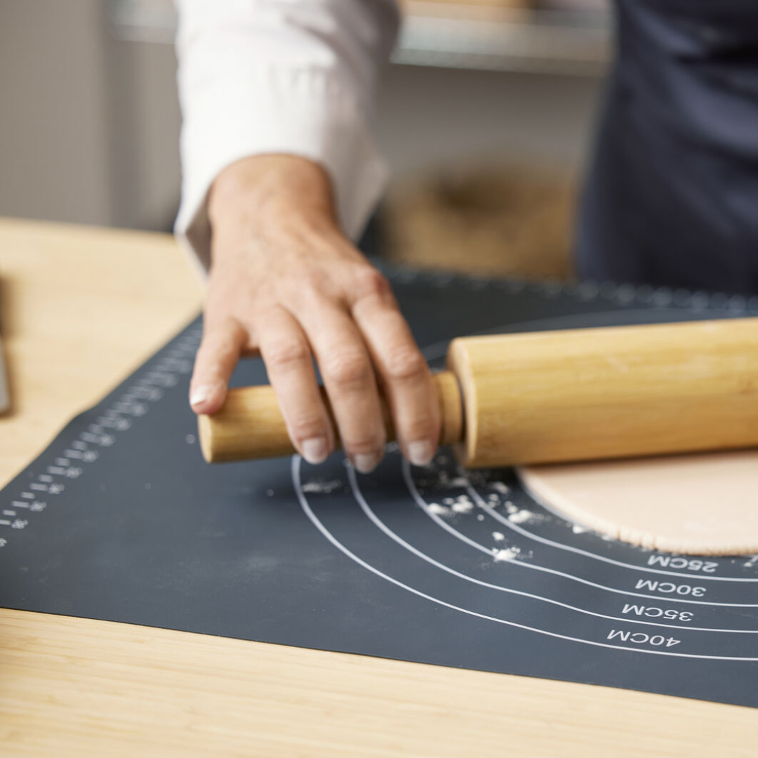 Køb Silikonemåtte med mål 45x60 cm | 219,95 | Fri fragt over 149 kr. | Hurtig levering | Dag til dag levering | Mette Blomsterberg, Blomsterbergs | Redskab, Køkkenredskab, Bageværktøj, Køkkenværktøj, Silikonemåtte, Bageark, Genanvendeligt bageunderlag