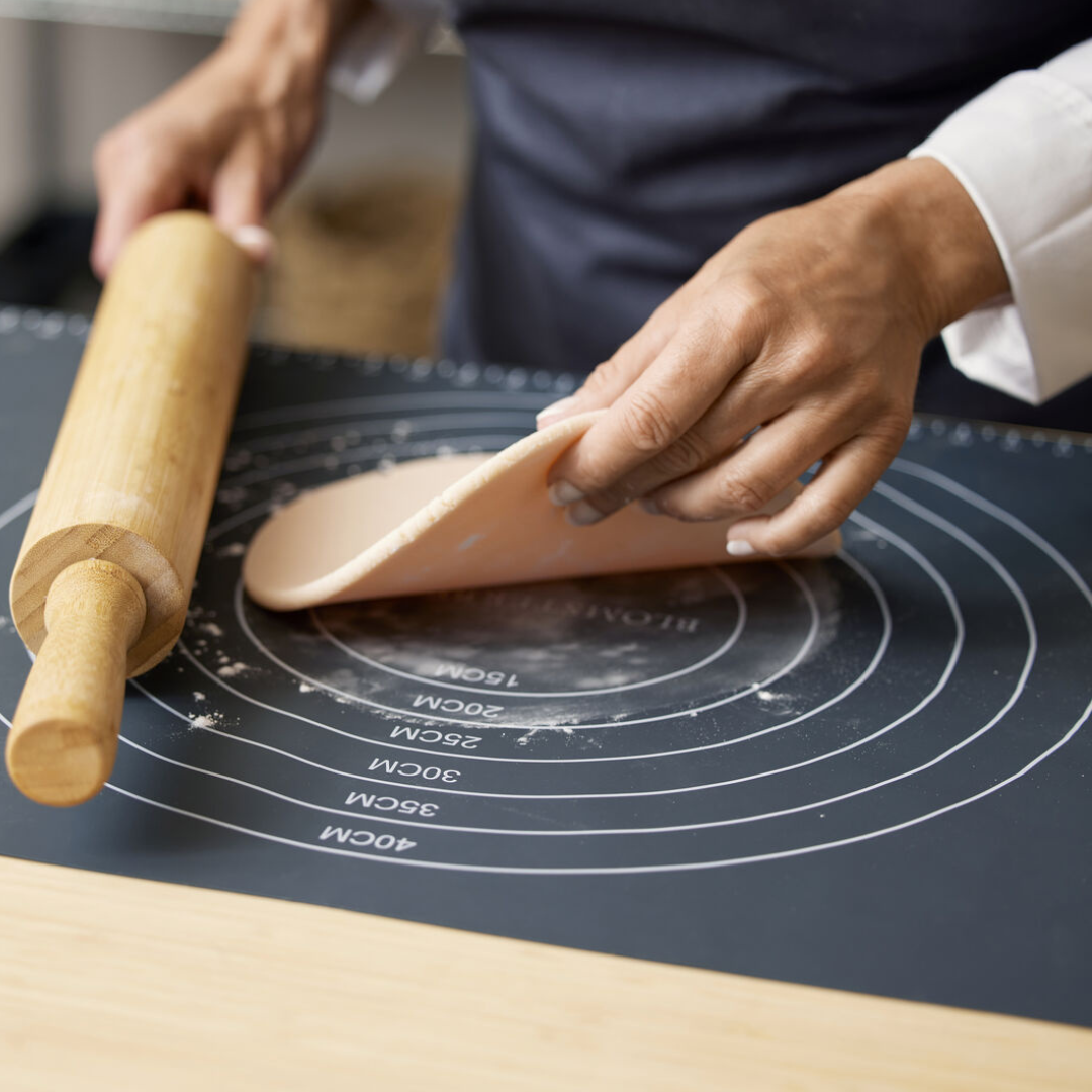 Køb Silikonemåtte med mål 45x60 cm | 219,95 | Fri fragt over 149 kr. | Hurtig levering | Dag til dag levering | Mette Blomsterberg, Blomsterbergs | Redskab, Køkkenredskab, Bageværktøj, Køkkenværktøj, Silikonemåtte, Bageark, Genanvendeligt bageunderlag