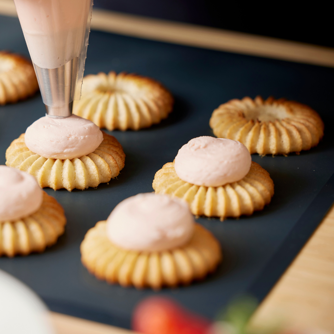 Køb Bageark 30x40 cm | 89,95 | Fri fragt over 149 kr. | Hurtig levering | Dag til dag levering | Mette Blomsterberg, Blomsterbergs | Redskab, Køkkenredskab, Bageværktøj, Køkkenværktøj, Silikonemåtte, Genanvendeligt bageunderlag