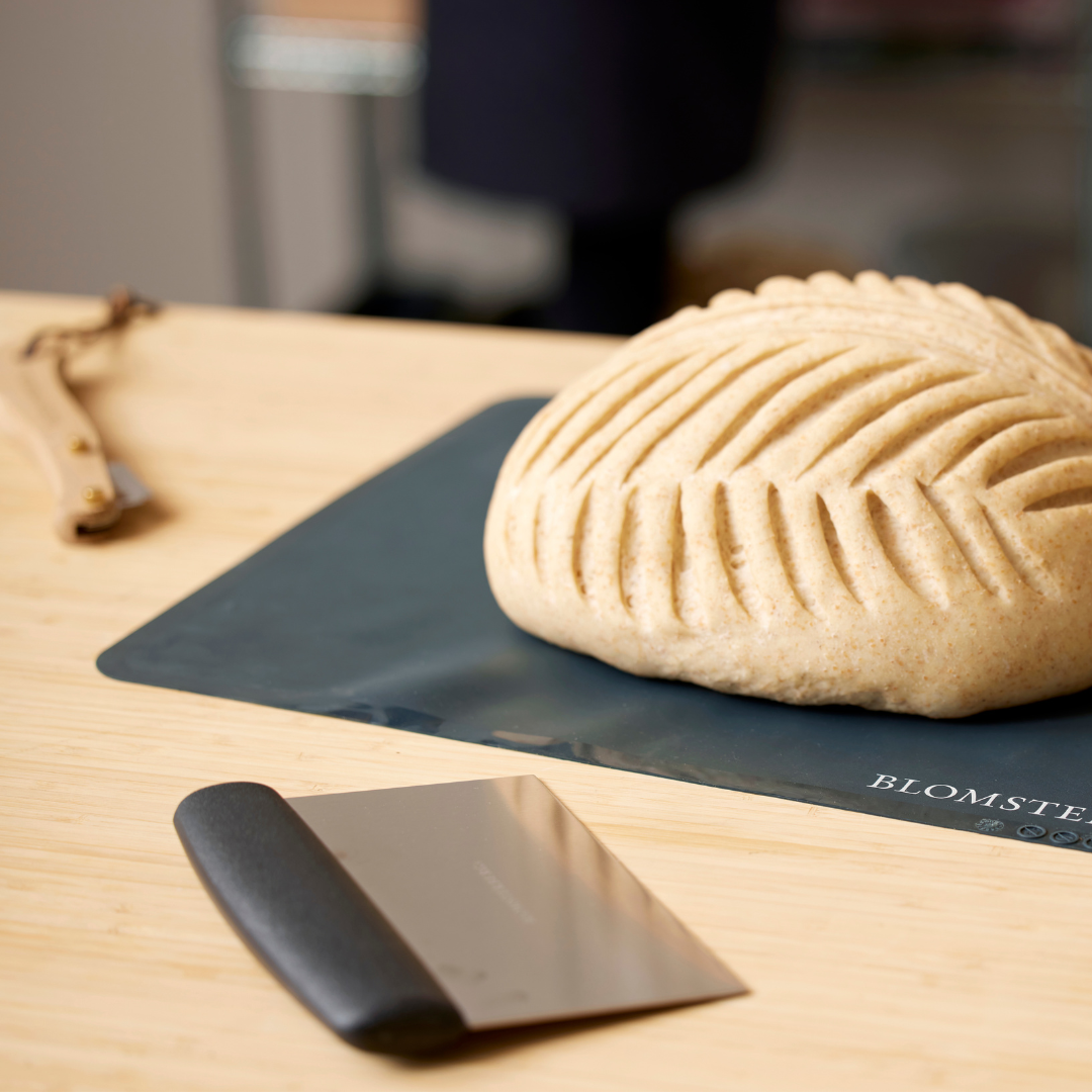 Køb Bageark 30x40 cm | 89,95 | Fri fragt over 149 kr. | Hurtig levering | Dag til dag levering | Mette Blomsterberg, Blomsterbergs | Redskab, Køkkenredskab, Bageværktøj, Køkkenværktøj, Silikonemåtte, Genanvendeligt bageunderlag