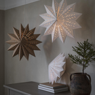 Køb Stjerne Alfa Hvid | fra 189,95 | Fri fragt over 149 kr. | Hurtig levering | Dag til dag levering | PR Home | Adventsstjerne, Stjerne, Julestjerne, Topstjerne, Belysning, Indendørsbelysning, Pendel, Jul, Julepynt