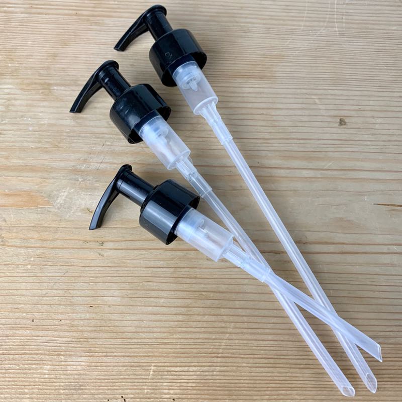 Køb Pumpe til PLINT Apoteker flaske | Findes i flere længder | 15,00 | Dag til dag levering | Løs pumpe, Ekstra pumpe, Ny Pumpe, Apotekerflaske, Pumpeflaske, Flaske, Dispenser, Sæbepumpe, Sæbedispenser, Tom flaske, DIY, Shampoo flaske, Shampoo flaske med pumpe, Brun plastflaske med pumpe, Flaske med pumpe, Plastik flaske m/pumpe, Tomme flasker til, Emballage, Brun flaske, Tomme flasker, Håndsprit dispenser