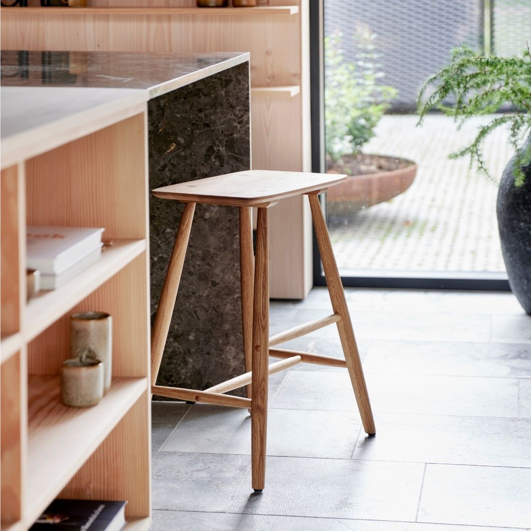 Køb Skammel Bodo Eg | fra 899,00 | Fri fragt over 149 kr. | Hurtig levering | Dag til dag levering | Villa Collection, Bord, Sidebord, Sofabord, Sengebord, Hylde, Taburet, Barstol, Køkkenø