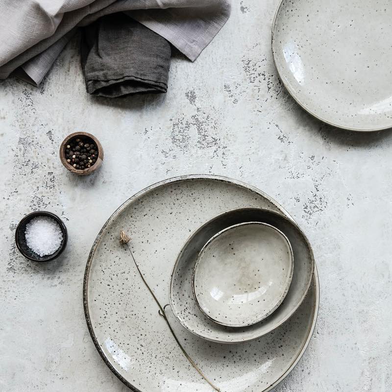 Køb Kagetallerken lake grå/brun | 89,95 | Borddækningen, Middagstallerken, Serveringsfad, Fad, Servering