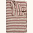 Quiltet vattæppe i creme med røde striber, let foldet i hjørnet, 130x180 cm