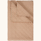 Quiltet vattæppe i creme med terrakottafarvede striber, hjørne foldet tilbage, 130x180 cm