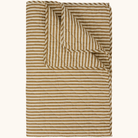 Quiltet vattæppe i creme med gyldne striber, let foldet i hjørnet, 130x180 cm