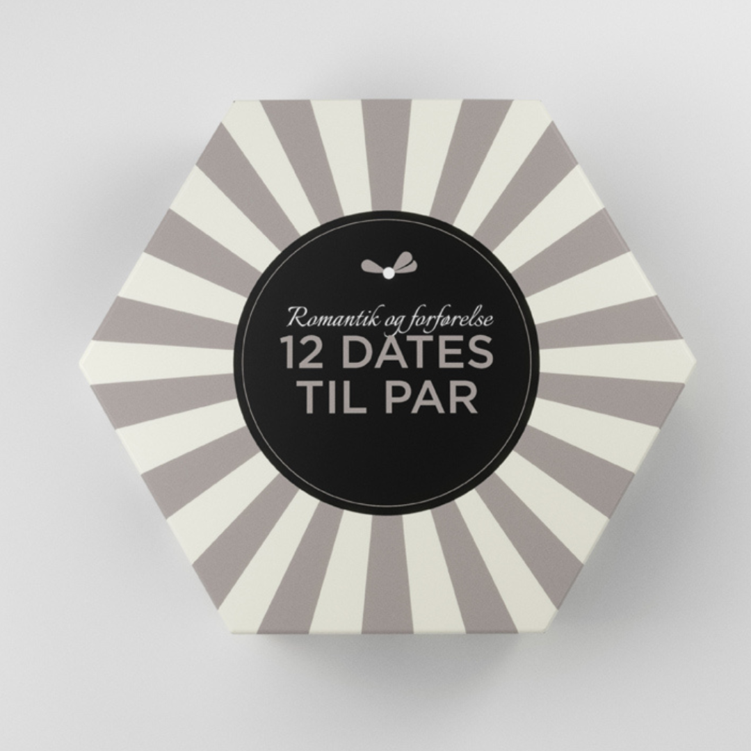 Sekskantet gaveæske med grå og hvide striber og sort cirkel med teksten 12 Dates til Par