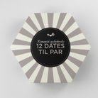 Sekskantet gaveæske med grå og hvide striber og sort cirkel med teksten 12 Dates til Par