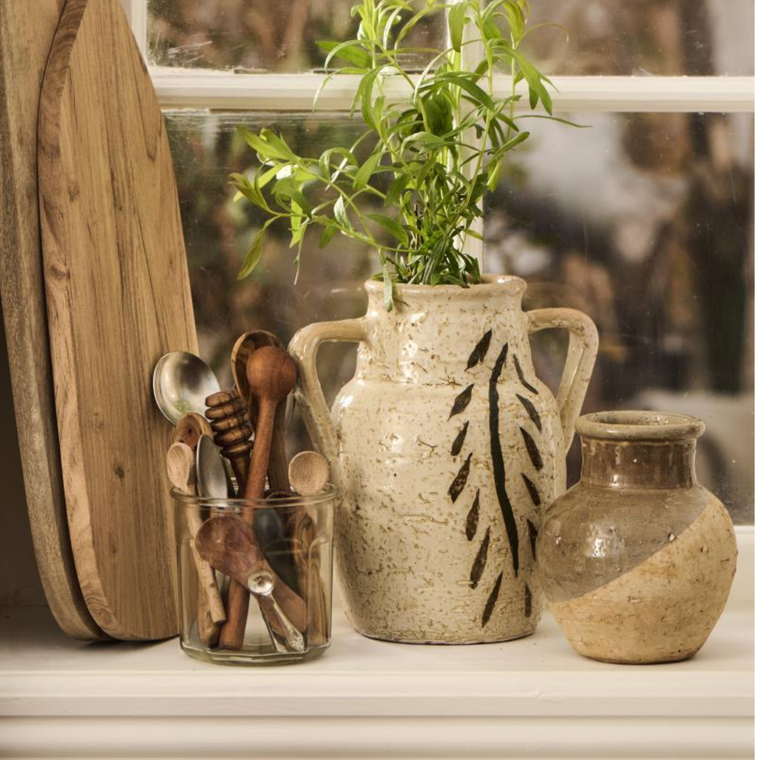 Køb Vase med hanke bladmønster Avignon | 349,00 | Fri fragt over 249 kr. | Hurtig levering | Dag til dag levering | Ib Laursen | Keramik, Vase, Kande, Kandevase
