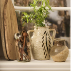Køb Vase med hanke bladmønster Avignon | 349,00 | Fri fragt over 249 kr. | Hurtig levering | Dag til dag levering | Ib Laursen | Keramik, Vase, Kande, Kandevase