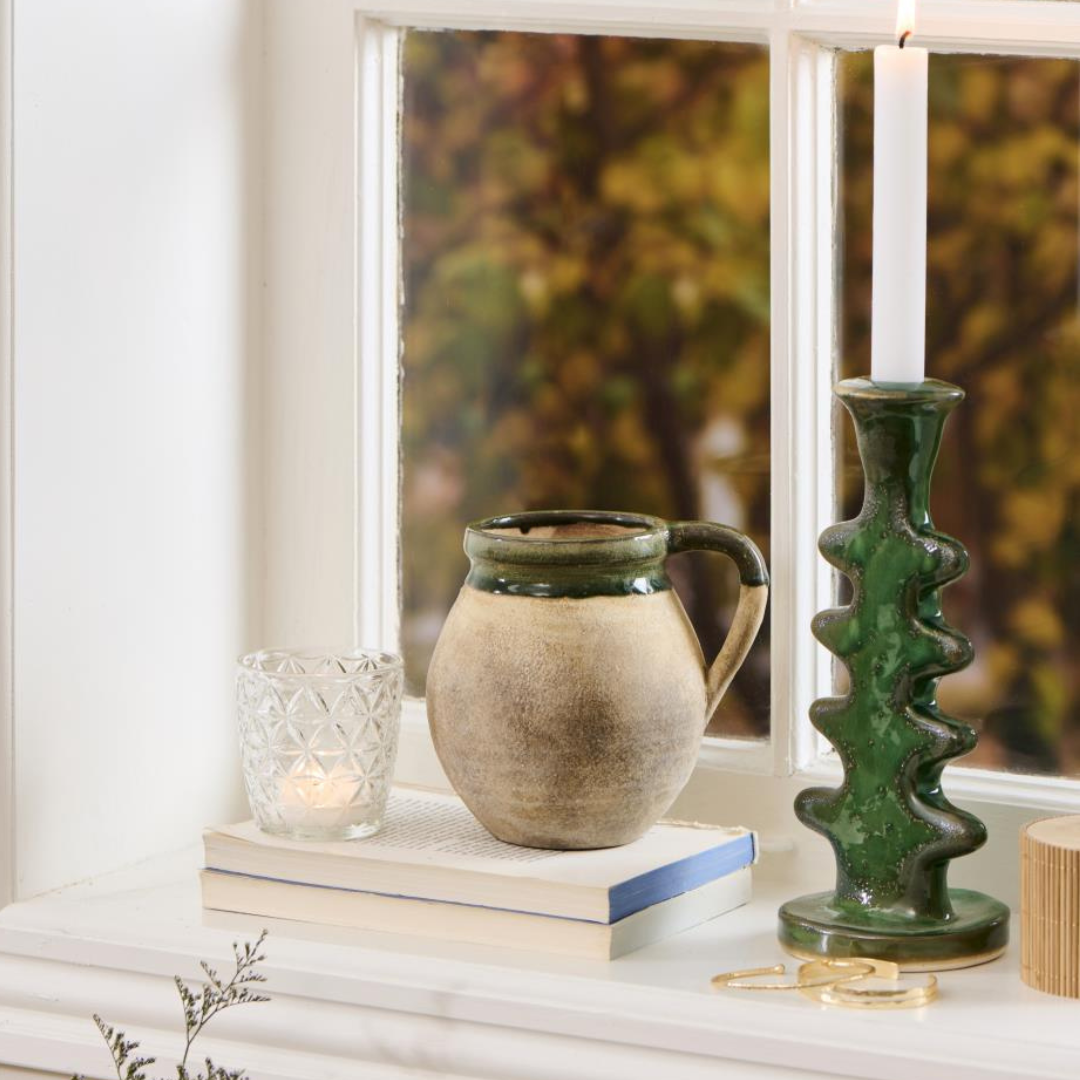 Køb Vase med hank naturfarvet med grøn kant Avignon | 149,95 | Fri fragt over 249 kr. | Hurtig levering | Dag til dag levering | Ib Laursen | Keramik, Vase, Kande, Kandevase