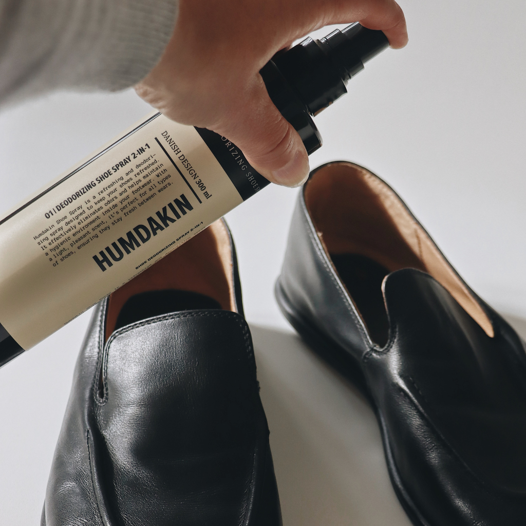 Hånd sprayer Humdakin skospray 2-i-1 på 300 ml ind i et par sorte læderloafers