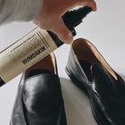 Hånd sprayer Humdakin skospray 2-i-1 på 300 ml ind i et par sorte læderloafers